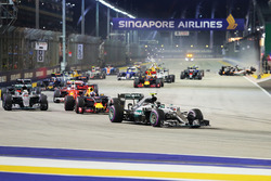 Нико Росберг, Mercedes AMG F1 W07 Hybrid лидирует на старте, позади Нико Хюлькенберг, Sahara Force I