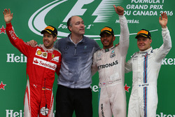 1° Lewis Hamilton, Mercedes AMG F1 W07, 2° Sebastian Vettel, Scuderia Ferrari SF16-H e 3° Valtteri B