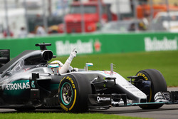Переможець гонки Льюїс Хемілтон, Mercedes AMG F1 W07 Hybrid, святкує після закінчення гонки