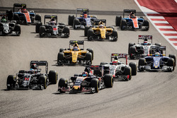 Даниил Квят, Scuderia Toro Rosso STR11 и Фернандо Алонсо, McLaren MP4-31 на старте гонки