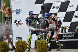 Podium: ganador, Cal Crutchlow, Team LCR Honda, segundo lugar, Valentino Rossi, Yamaha Factory Racin