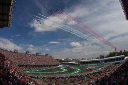 Aviones de la Fuerza Aérea Mexicana cruzan el circuito