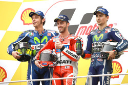 Podium : le vainqueur Andrea Dovizioso, Ducati Team, le deuxième, Valentino Rossi, Yamaha Factory Racing, le troisième, Jorge Lorenzo, Yamaha Factory Racing