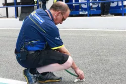 Un ingénieur Michelin prend la température de la piste