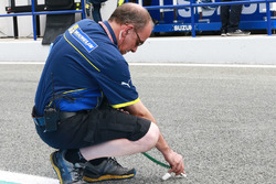 Інженер Michelin міряє температуру треку
