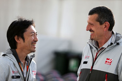 Аяо Комацу, Haas F1 Team и Гюнтер Штайнер, руководитель Haas F1 Team