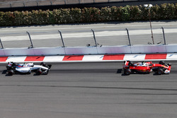 Kimi Raikkonen, Ferrari SF16-H voor Valtteri Bottas, Williams FW38