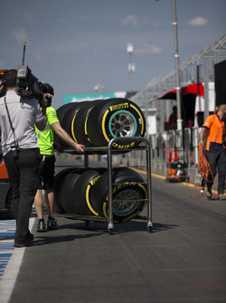 Neumáticos Pirelli en un carro en los pits