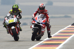 Кэл Кратчлоу, Team LCR Honda и Андреа Довициозо, Ducati Team на пит-лейне