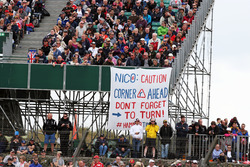 Fahrschule für Nico Rosberg von den Fans Lewis Hamiltons