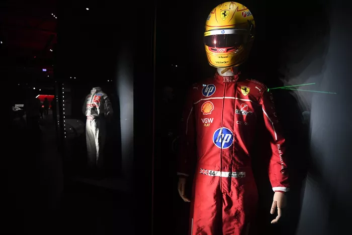 Casque et combinaison de Lewis Hamilton
