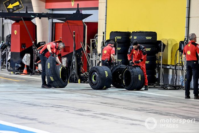 Mecánicos de Ferrari en boxes con neumáticos