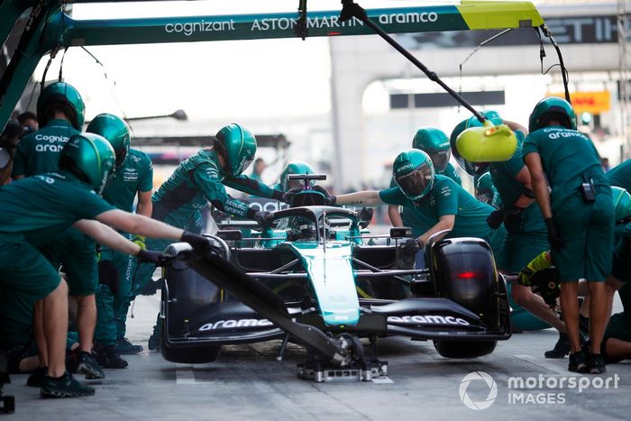 Lance Stroll, Aston Martin AMR22, en boxes durante los entrenamientos