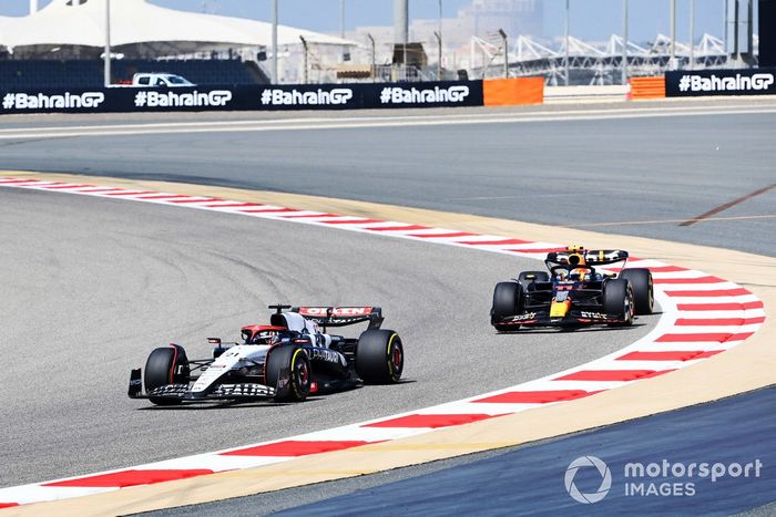 Nyck de Vries, AlphaTauri AT04, Sergio Perez, Red Bull Racing RB19