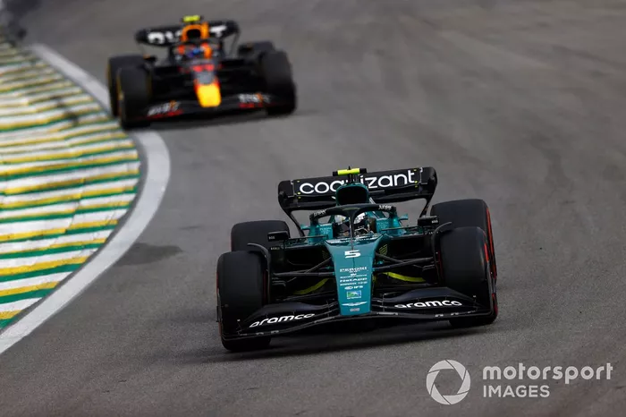 Sebastian Vettel, Aston Martin AMR22, Sergio Pérez, Red Bull Racing RB18