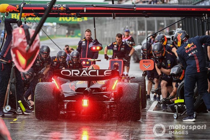 Sergio Pérez, Red Bull Racing RB19, hace una parada en boxes