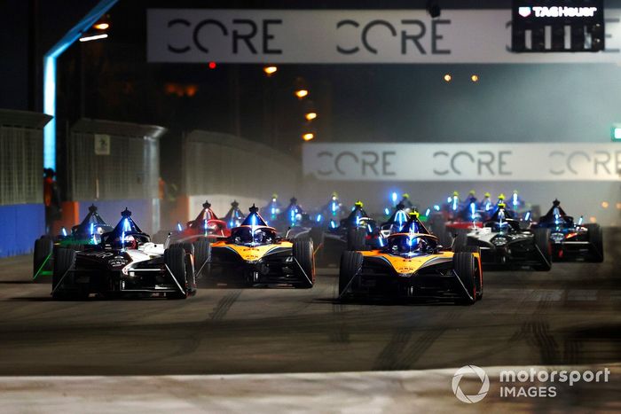 Mitch Evans, Jaguar Racing , Jaguar I-TYPE 6, Jake Hughes, McLaren, e-4ORCE 04, Rene Rast, NEOM McLaren Formula E Team, e-4ORCE 04, al inicio