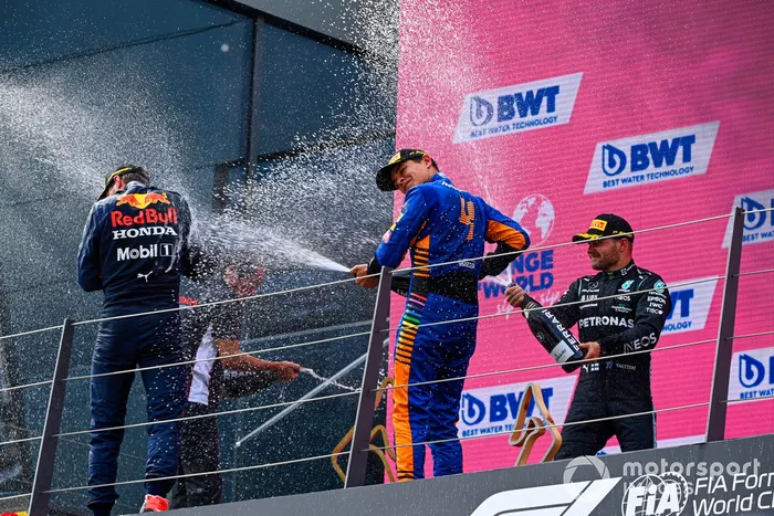 Podio: segundo lugar Valtteri Bottas, Mercedes, Toyoharu Tanabe, Director técnico F1 Honda, ganador Max Verstappen, Red Bull Racing , tercer lugar Lando Norris, McLaren