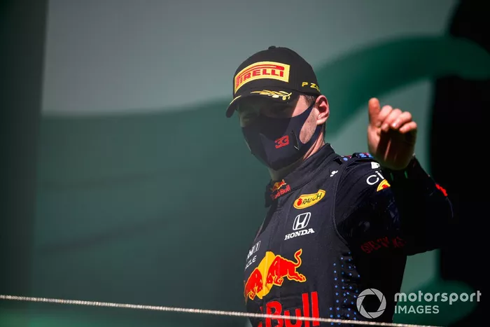 Max Verstappen, Red Bull Racing, secondo classificato, arriva sul podio