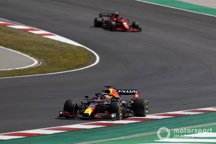 Max Verstappen, Red Bull Racing RB16B, Carlos Sainz Jr., Ferrari SF21