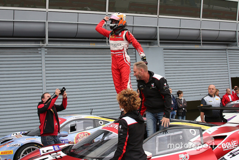 Niklas Nielsen, Formula Racing, festeggia la vittoria del Trofeo Pirelli
