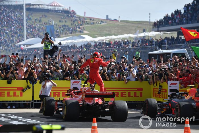 El ganador de la carrera Kimi Raikkonen, Ferrari SF71H celebra en Parc Ferme 