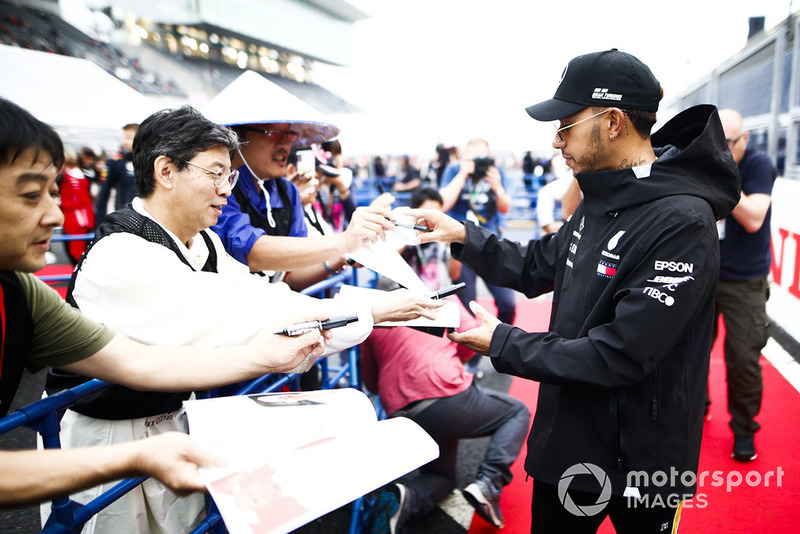 Lewis Hamilton, Mercedes AMG F1, firma un autografo