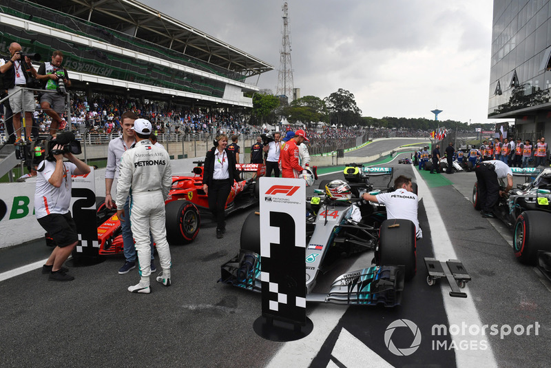 Polesitter Lewis Hamilton, Mercedes AMG F1 met Paul di Resta, Sky TV in parc ferme 