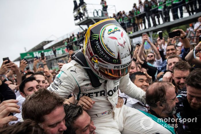 Ganador de la carrera Lewis Hamilton, Mercedes AMG F1 celebra en Parc Ferme 