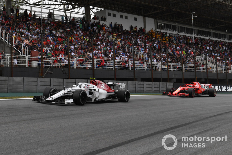 Шарль Леклер, Sauber C37 попереду Себастьяна Феттеля, Ferrari SF71H