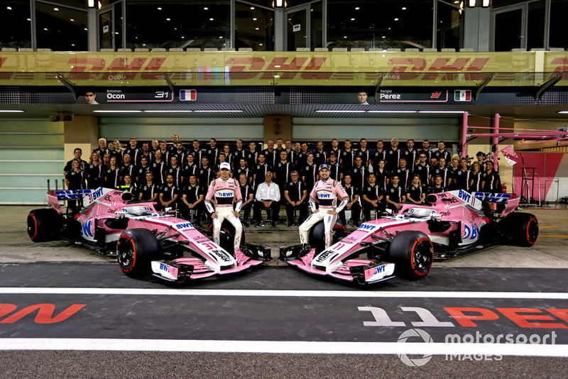 Esteban Ocon, Racing Point Force India y Sergio Pérez, Racing Point Force India en la foto del equipo Racing Point Force India F1