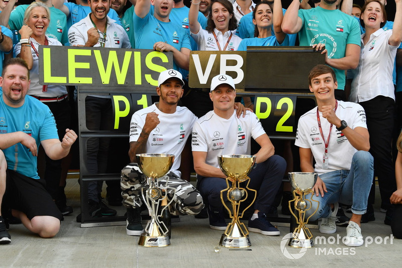 Ünneplés a garázs előt - Szocsi - Orosz Nagydíj - F1 2018