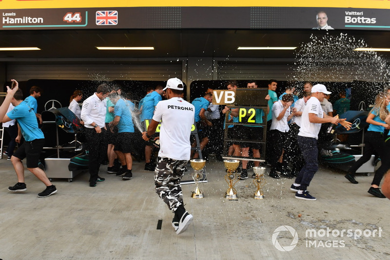 Ünneplés a garázs előt - Szocsi - Orosz Nagydíj - F1 2018