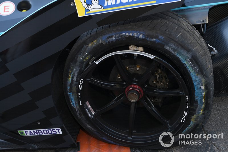 Punctured rear wheel of Gary Paffett, HWA Racelab, VFE-05