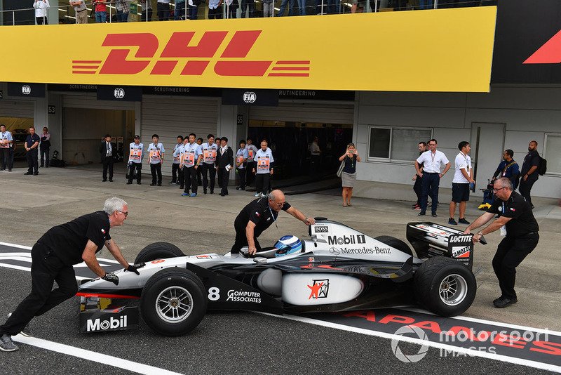Mika Häkkinen pilote la McLaren MP4/13 à Suzuka