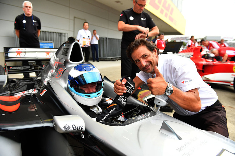 Мика Хаккинен, McLaren MP4-13 и телеоператор FOM Жан-Мишель Тиби, Legends F1 30th Anniversary Lap Demonstration