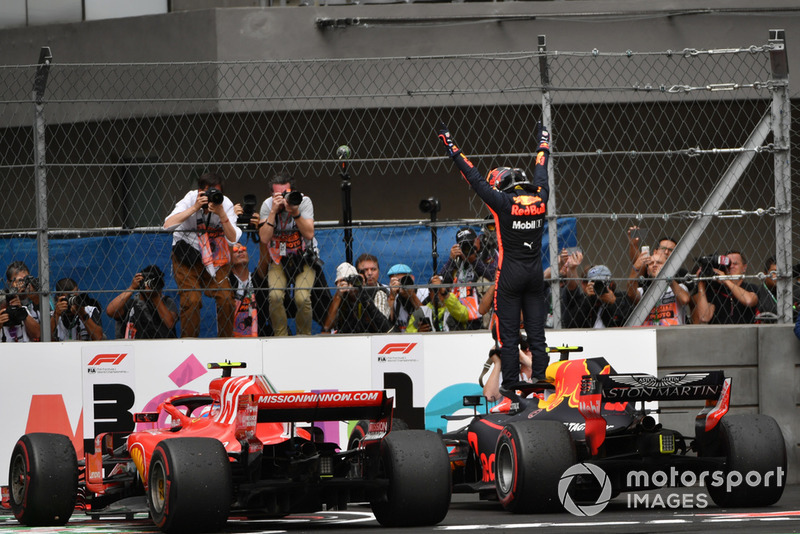 El ganador de la carrera Max Verstappen, Red Bull Racing RB14 celebra en el Parc Ferme
