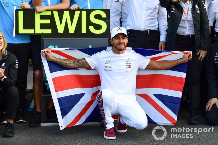 Lewis Hamilton, Mercedes AMG F1 celebra con el equipo