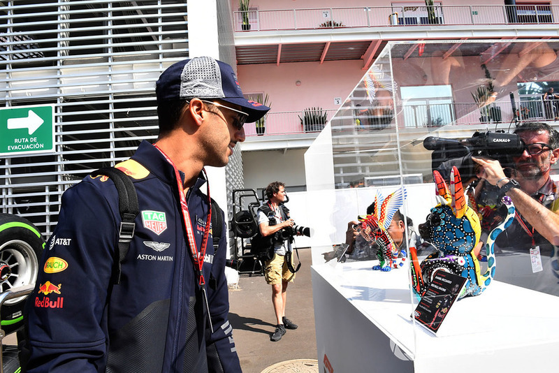 Daniel Ricciardo, Red Bull Racing, regarde un objet qui lui est consacré