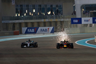 Lewis Hamilton, Mercedes AMG F1 W09 EQ Power+, Max Verstappen, Red Bull Racing RB14 battle