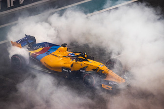 Fernando Alonso, McLaren MCL33, doet donuts