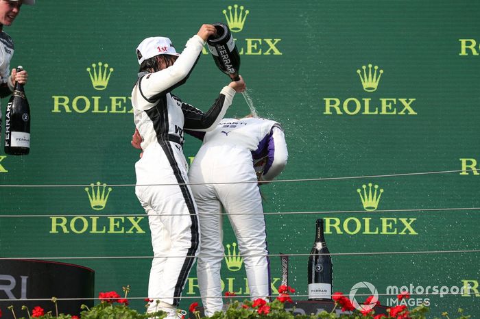 Podio: segundo lugar Alice Powell, y tercer lugar Nerea Marti