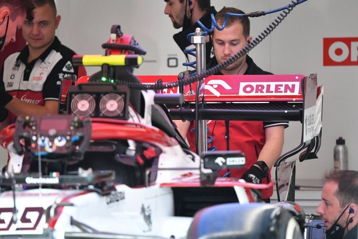 - A asa traseira da Alfa Romeo com a aba Gurney removida para reduzir o vacúo dos adversários.