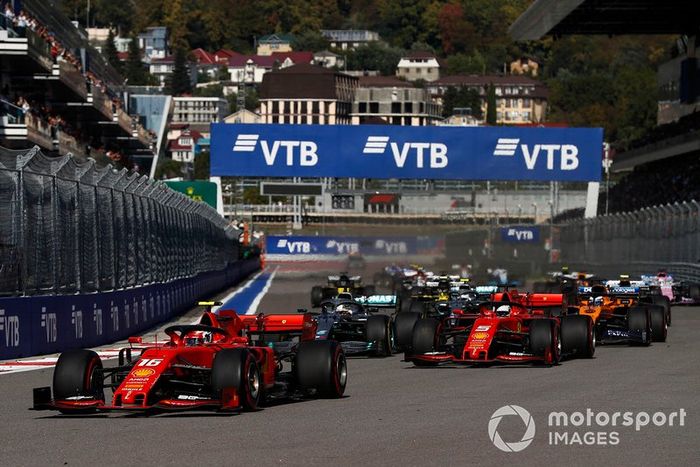 Charles Leclerc, Ferrari SF90, precede Sebastian Vettel, Ferrari SF90, Lewis Hamilton, Mercedes AMG F1 W10, Carlos Sainz Jr., McLaren MCL34, Valtteri Bottas, Mercedes AMG W10, e il resto delle auto all'inizio della gara