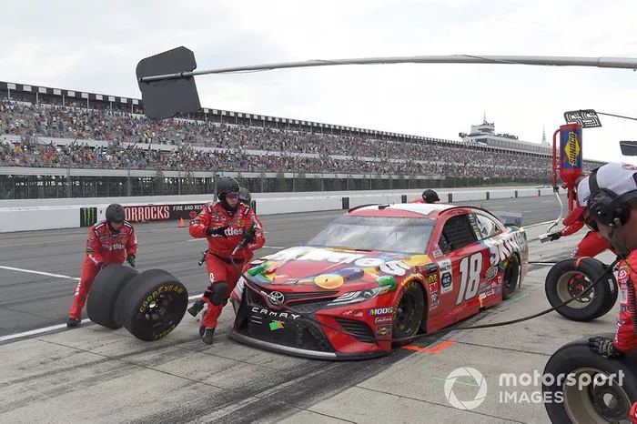  Kyle Busch, Joe Gibbs Racing, Toyota Camry M&M's Skittles