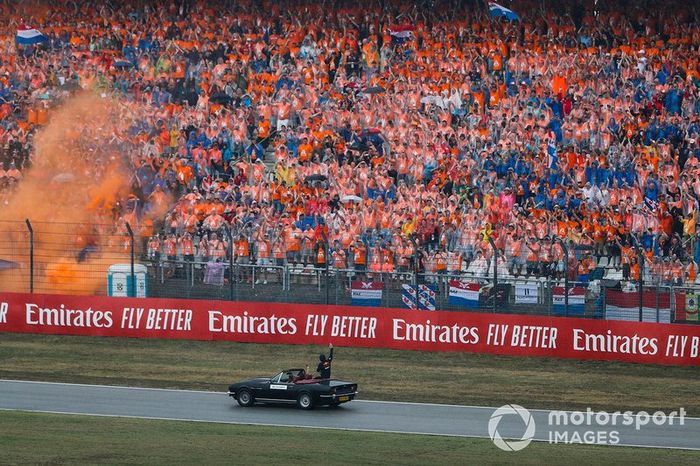 Max Verstappen, Red Bull Racing RB15, pasa a sus fans en el desfile de pilotos