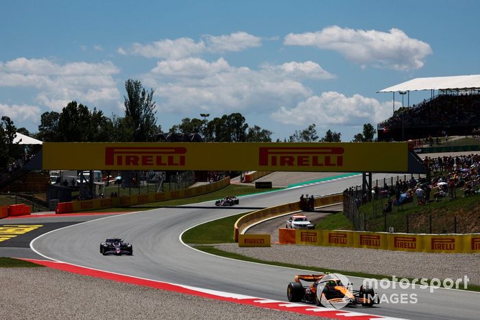 Lando Norris, McLaren MCL38, Pierre Gasly, Alpine A524, Esteban Ocon, Alpine A524