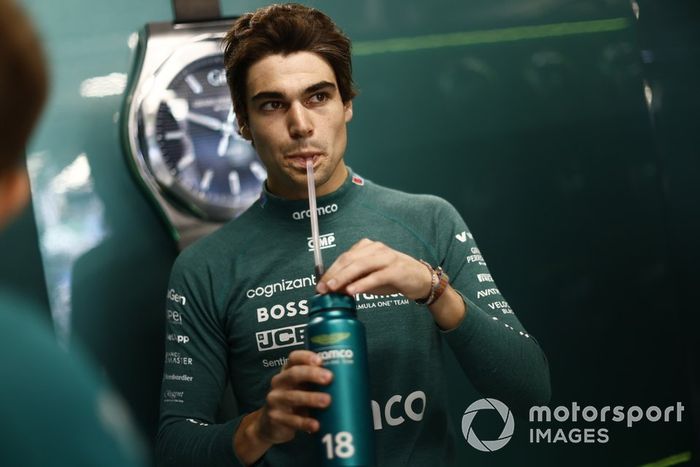 Lance Stroll, Aston Martin F1 Team, en el garaje 