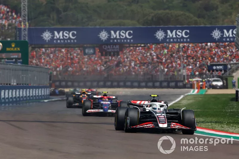 Nico Hulkenberg, Haas VF-24, Yuki Tsunoda, RB F1 Team VCARB 01, Sergio Perez, Red Bull Racing RB20.