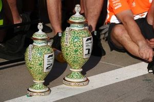 Los trofeos de McLaren en las celebraciones del equipo tras la carrera